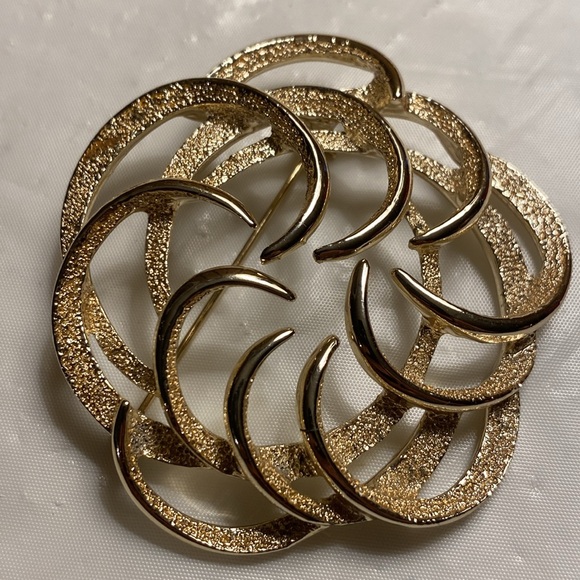 Vintage Sarah Coventry Round Swirl Brushed Smooth Gold Tone Brooch - Picture 6 of 8